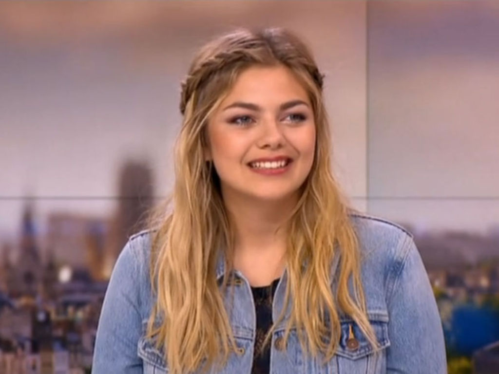 Louane Accouchement Prevu En Fevrier Les Images De Son Ventre Devoilees 8buzz